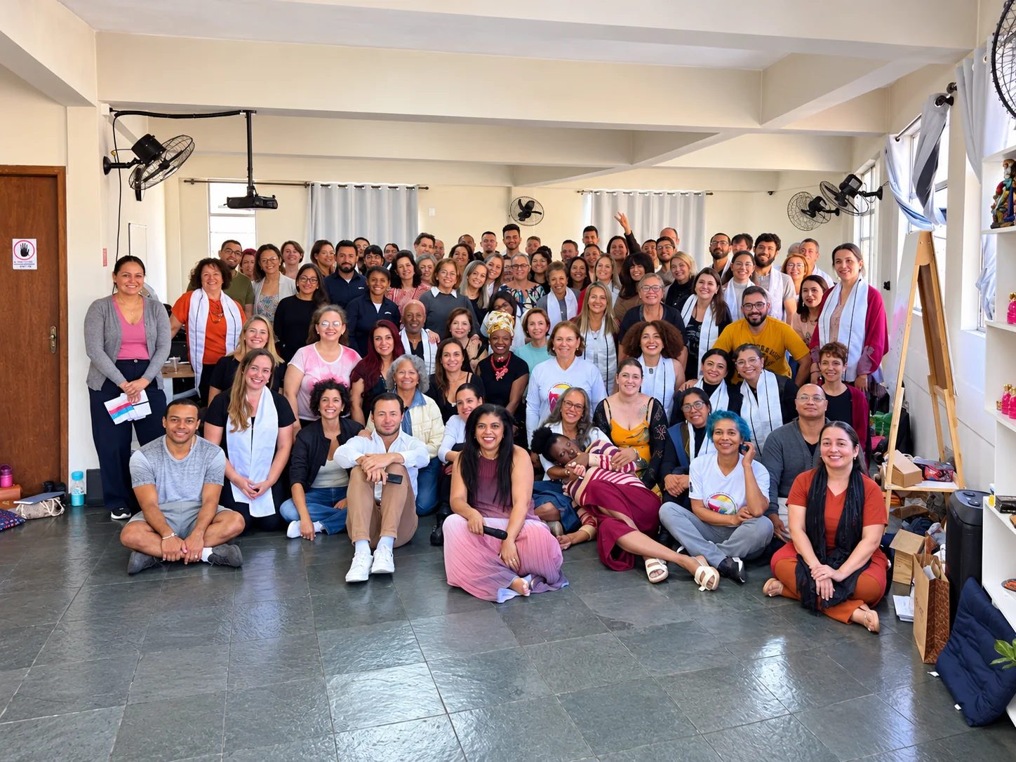 Grupo de alunos reunidos na escola